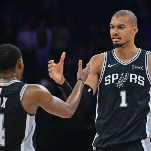 问鼎娱乐官网-福克斯三战28助5失误？文班：他的决策能力出色 能与篮球之神共处