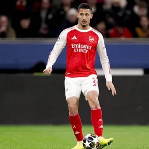 问鼎娱乐-萨利巴本场数据：10次丢失球权，6次夺回球权，对抗6胜4